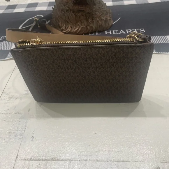 Micheal Kors belt bag - Picture 3 of 8